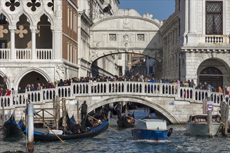 Mass tourism in front of the Bridge of Sighs