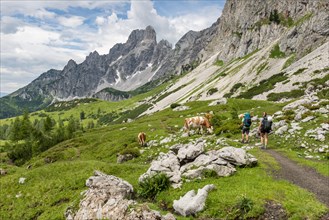 Two hikers on a hiking trail from the Adamekhuette to the Hofpuerglhuette