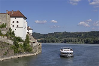 Veste Niederhaus with excursion boat on the Danube