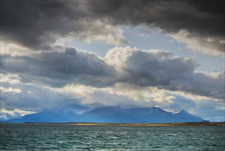 Bay of last hope with dark clouds, Fjordo Ultima Esperanza