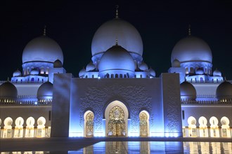 Illuminated Sheikh Zayid Mosque, night scene