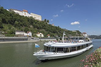 Excursion boat on the Danube, above Veste Oberhaus