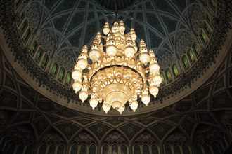 Great Sultan Qabus Mosque, chandelier in the great men's prayer hall
