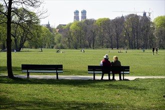 Couple sitting on a bench in the English Garden, Coronakrise Munich