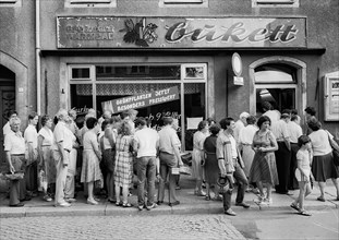 Days in front of the monetary union, long queue in front of a shop of the horticultural cooperative