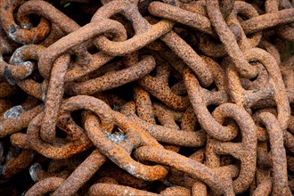 Rusty chain links of an anchor chain