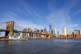 View from Main Street Park over the East River to the skyline of Lower Manhattan with Brooklyn Bridge