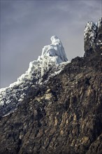 Mountain peaks with ice on Lake Grey