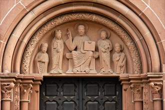 Relief picture of a judge of the world in the tympanum above the portal