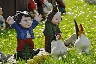 Garden gnomes from fairy tale Max and Moriz with chickens