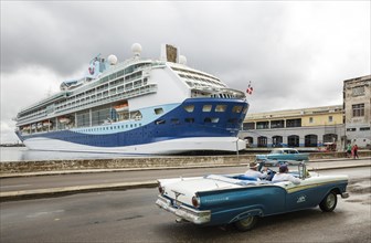 Cruise ships and US classic cars from the 1950s at the cruise terminal of Havana