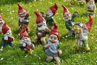 Garden gnomes as musicians in music band
