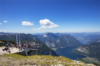 View from the Five Finger viewpoint to Lake Hallstatt