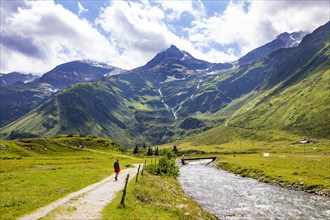Hiking trail in the Nassfeld Valley