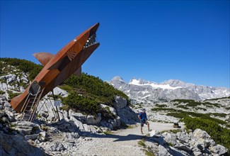 Hikers on the Heilbronn circular hiking trail in front of the Dachstein shark sculpture