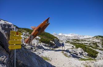 Hikers on the Heilbronn circular hiking trail in front of the Dachstein shark sculpture