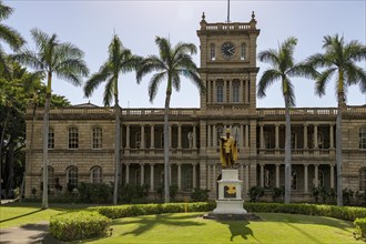 Kamehameha I statue in front of the Supreme Court of the State of Hawaii