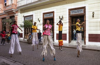 Street performers on stilts in Habana Vieja