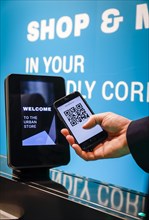 Access code authorization with QR Code in the 24/7 Urban Store of the future