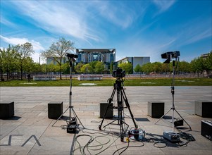 TV cameras in front of the Federal Chancellery