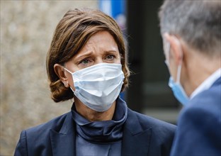 NRW Minister of Education Yvonne Gebauer visits Benzenberg secondary school with mouth and nose protection on the occasion of the resumption of school operations under the conditions of the Corona inf...