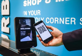 Access code authorization with QR Code in the 24/7 Urban Store of the future