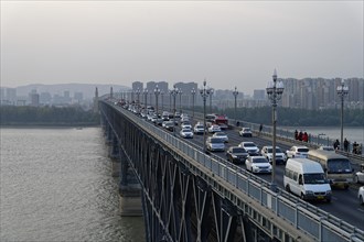 Car traffic on the Yangtze Bridge