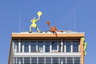 Flossi sculptures on the roof of a house