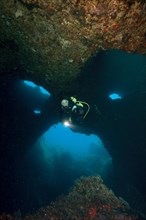 Divers in cave El Diablo