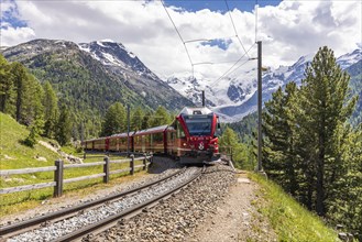 Rhaetian Railway in front of Morteratsch Glacier