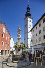 Market place with the parish church of St. Martin and Mariensaeule