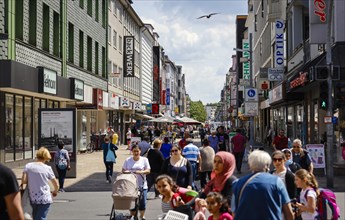 Many passers-by on Marktstrasse