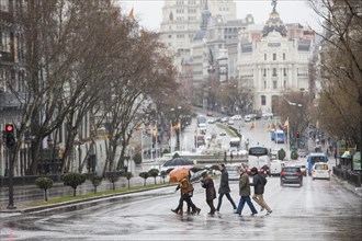 A group of pedestrians cross the street in Plaza de la Independencia