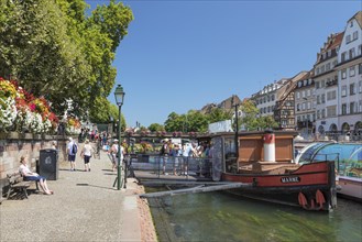 Ticket sales on a ship on the Ill at Quai au Sable