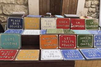 Ceramic signs at the weekly market in Apt