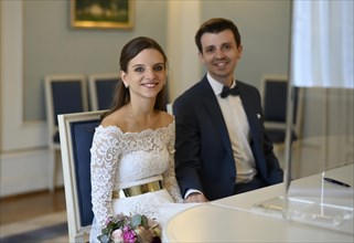 Bridal couple at the registry office