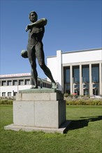 Sculpture discus thrower