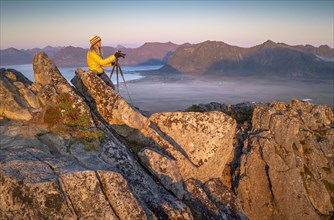 Photographer with tripod at the top of Hoven at sunset
