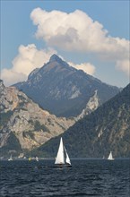 Sailing boats at the Lake Traun with Hochkogel
