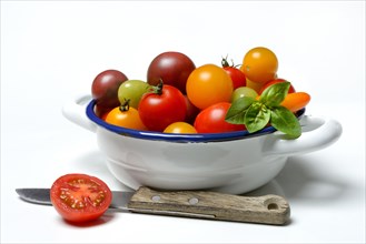 Various cherry tomatoes in bowl