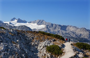 Hiking trail to the Five Fingers behind the Hoher Dachstein