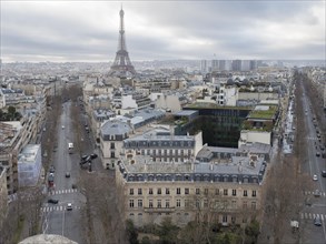City view of Arc de Triomphe de l'Etoile towards the Eiffel Tower