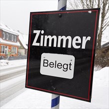 Black sign with the inscription Zimmer belegt