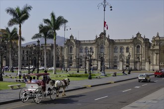 Carriage on the Plaza de Armas in front of the presidential palace