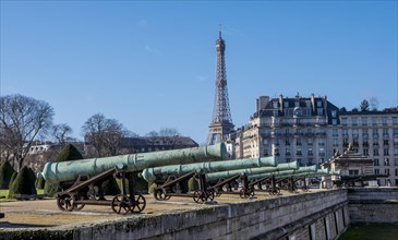 Cannons in front of the Museum of Contemporary History and the Eiffel Tower