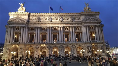 Night shot of the opera house Palais Garnier