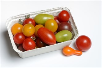 Various cherry tomatoes in packaging