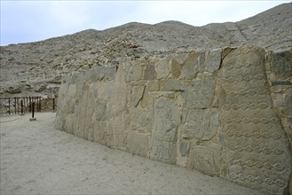 Wall with depictions of warriors and heads