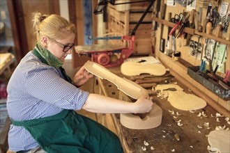 Work on the lid of the instrument