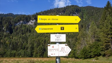 Signpost along the hiking trail from Schwarzensee to Moosalm
